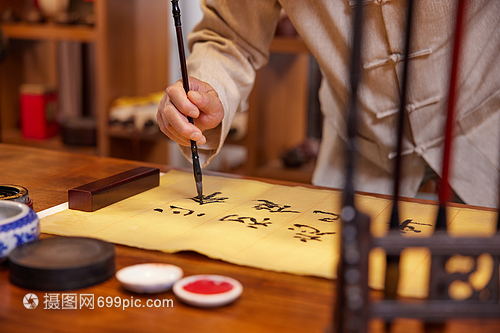 银发挥毫——老年人毛笔书法的手部特写艺术